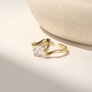Detailansicht des Goldrings mit Wellendesign, ovalem Zirkonia und verstellbarer Form