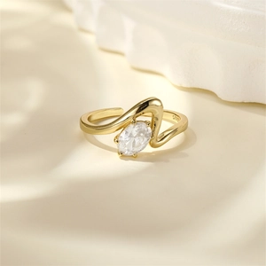Makro-Detail des wellenförmigen S925 Silber-Goldrings mit ovalem Zirkon und Gravur