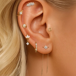 Detailansicht von S925 Silber Gold Quasten mit Kreuz und CZ Zirkon Piercing Ohrsteckern