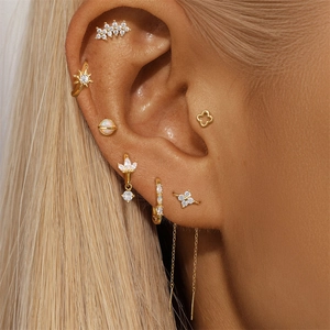 Detailansicht des goldenen S925 Sterlingsilber-Ohrringsets mit funkelnden Zirkonia-Steinen