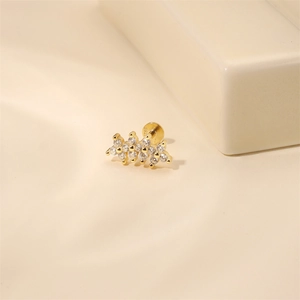 Nahaufnahme der S925 Sterlingsilber-Punze auf der Rückseite des Gold-Zirkon-Ohrrings