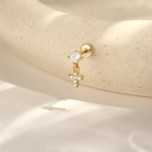 Makroaufnahme von S925 Silber Gold Kreuz Labret mit funkelnden Zirkonia-Steinen