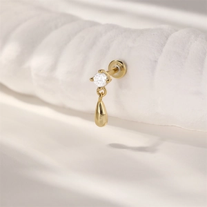 Makro-Detail von S925 Sterlingsilber Ohrring mit Zirkon und Tropfenanhänger in Gold