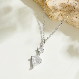 Elegante S925 Silberkette mit Zirkonia-Anhängern auf natürlichem Steinhintergrund