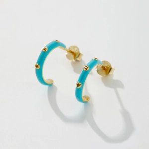 Détail de boucles d'oreilles en argent S925 doré avec revêtement en émail bleu
