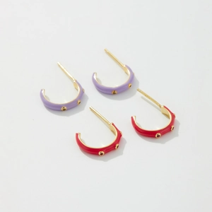 Boucles d'oreilles créoles C en argent S925 doré, émail et pierres de zircone