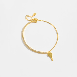 Detailopname van S925 sterling zilveren gouden armband met sleutelhanger en zirkonastenen