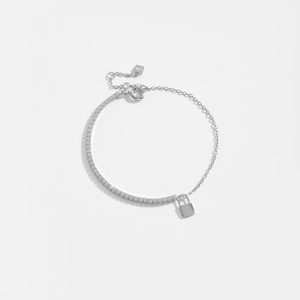 Detail van de S925 zilveren ketting met tennislink en een kleine slotje-hanger