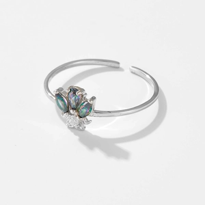 Bague couronne ajustable en argent 925 avec pierres marquises multicolores sur fond blanc