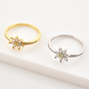 Elegante anillo margarita de plata de ley S925 con circonitas en acabados oro y plata