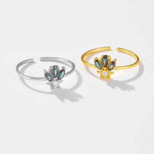 Détail de bagues abeille ajustables en argent et or avec pierres d'opale colorées