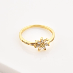 Anillo minimalista de girasol en plata S925 dorada con pétalos de circón sobre blanco