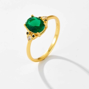 Bague en argent S925 doré avec zircon vert émeraude ovale et détails de pierres