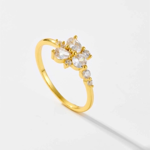 Detalle del anillo de plata S925 con circonitas blancas en forma de flor elegante