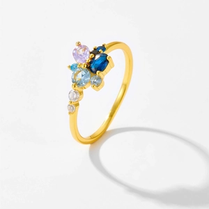 Elegante anillo de plata S925 dorada con racimo de gemas de colores asimétricos