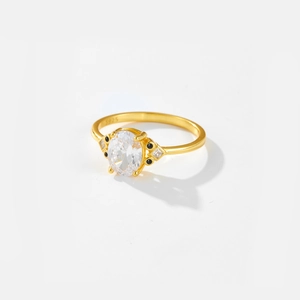 Macro d'une bague en argent S925 avec une pierre ovale et des détails de pierres latérales