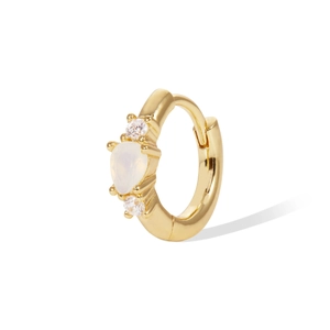 Detail van S925 zilveren oorring met peervormige witte opaal en transparante zirkoon stenen