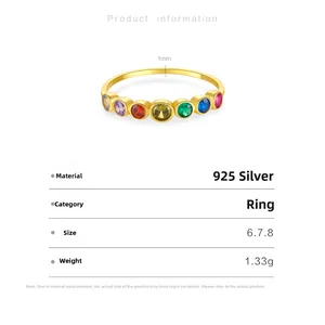 Detalle del anillo de plata S925 con circonitas de colores y banda dorada de 1mm
