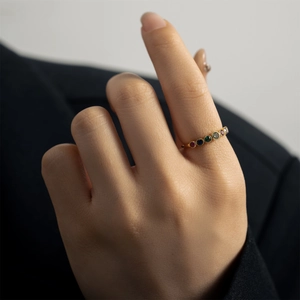 Anillo de plata S925 dorada con circonitas arcoíris para mujer usado con elegancia