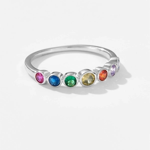 Anillo de plata S925 para mujer con siete circonitas de colores vibrantes sobre fondo blanco