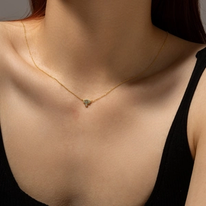 Elegante collar de oro de 14K con gema ovalada azul claro y detalles de diamantes brillantes