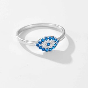 Anello classico in argento sterling 925 con occhio del diavolo blu su sfondo bianco