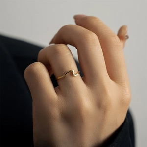Elegante anello in argento S925 dorato con motivo a onde minimalista per donna raffinata