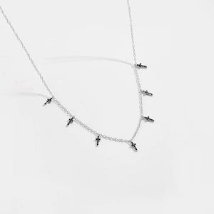 Détail du collier en argent S925 avec plusieurs pendentifs croix en zircon noir