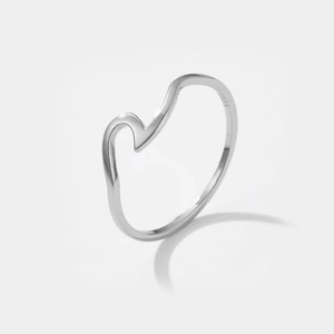 Macro dell'anello in argento sterling S925 con design a onde e punzonatura del metallo