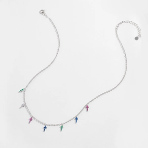 Détail du collier chaîne argenté avec zircons multicolores sur pendentifs croix