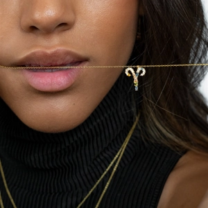 Collier Bélier en argent S925 doré avec pierres précieuses arc-en-ciel sur mannequin