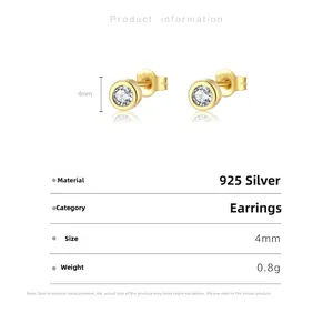 Detailoverzicht van 4mm gouden S925 zilveren oorknopjes met heldere zirkoonstenen