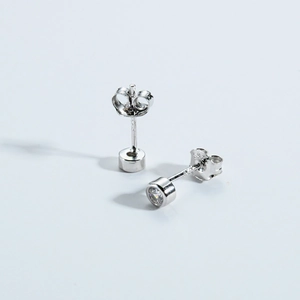 Macro-opname van S925 sterling zilveren oorknopjes met heldere ronde zirconia zettingen