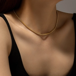 Elegante goldene Tennis-Halskette mit weißen Zirkonia an einem Damenmodell getragen