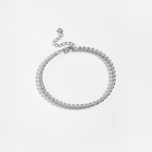 Detail eines S925 Silber Tennisarmband mit Zirkonia Steinen und Karabinerverschluss