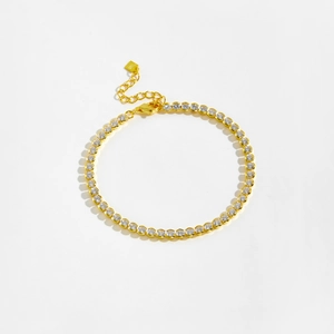Nahaufnahme von Gold-Tennisarmband mit S925-Stempel und funkelnden Zirkonia-Steinen