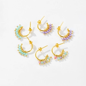 Vue détaillée de trois paires de boucles d'oreilles en argent S925 avec perles colorées