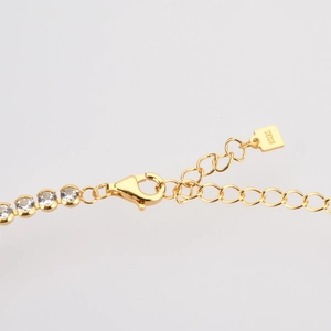 Makroaufnahme von vergoldetem S925 Sterlingsilber Karabinerverschluss und Verlängerung