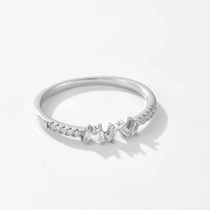 Elegante S925 zilveren ring met vijf rechthoekige zirkonia's in een modern geometrisch ontwerp