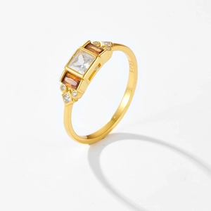 Anillo minimalista de plata S925 con cristal blanco y gema de ámbar en acabado dorado