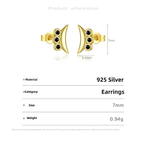 Detail view of S925 silver crescent earrings with black stones and dimensions 7x5.5mm