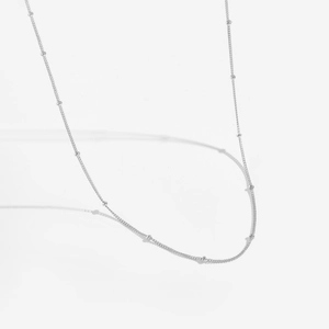 Vue détaillée du collier satellite en argent sterling S925 avec des perles délicates