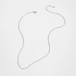 Vue détaillée du collier chaîne box en argent sterling S925 avec perles satellites