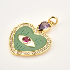 Detalle del colgante corazón de ojo turco con esmalte verde y gema púrpura