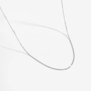 Collier chaîne en argent sterling S925 minimaliste sur un fond blanc épuré