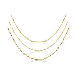 Trois chaînes de boîte et colliers à maillons en argent sterling S925 doré sur fond blanc