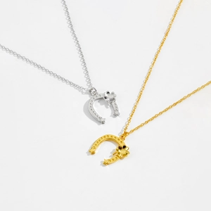 Set de collares de herradura y trébol de plata S925 acabados en oro y plata