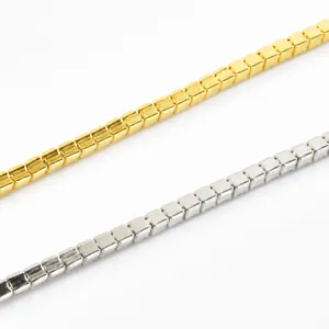 Λεπτομέρεια macro από βενετσιάνικες αλυσίδες 2mm με επικάλυψη αργύρου και χρυσού σε λευκό φόντο