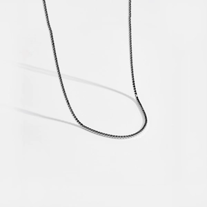 Gros plan du collier tennis en argent sterling S925 avec pierres noires serties