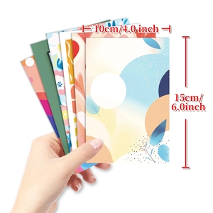 Dettaglio di cartoline decorative 10x15cm con vivaci motivi floreali e disegni astratti